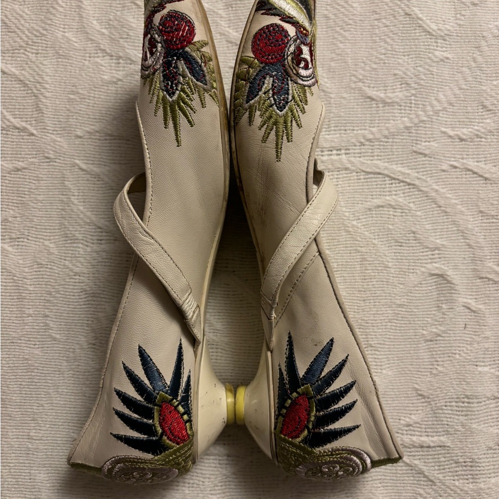Embroidered Leather Kitten Heels…size 8 GORGEOUS! - Picture 2 of 7